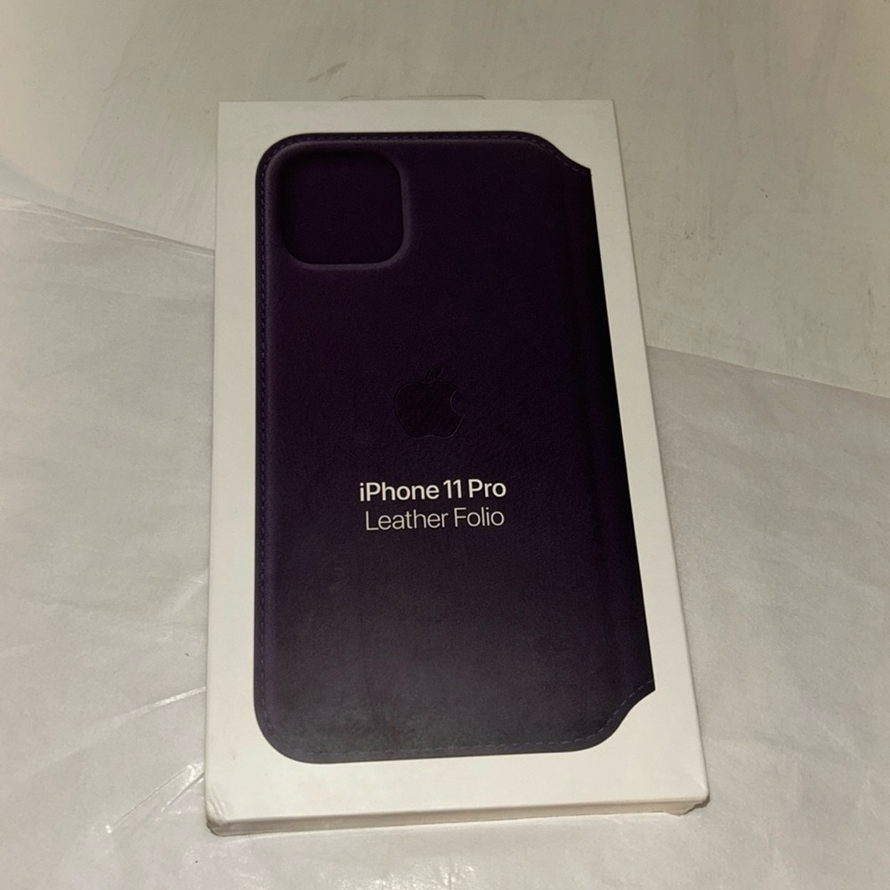 Apple Leather Folio Snap Case Cover For iPhone 11 Pro - Aubergine NEW IN BOX